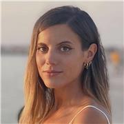 Dottoressa in Disegno industriale per lezioni in graphic design e illustrazione digitale